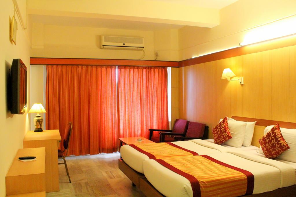 Yasodha Towers Hotel Hosur Room photo