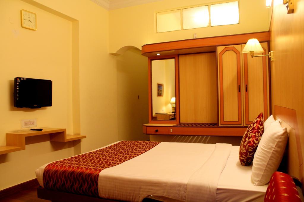 Yasodha Towers Hotel Hosur Room photo