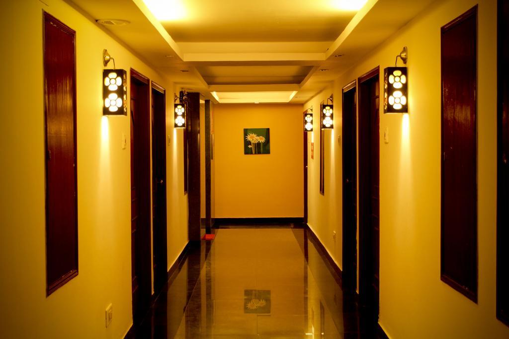 Yasodha Towers Hotel Hosur Exterior photo